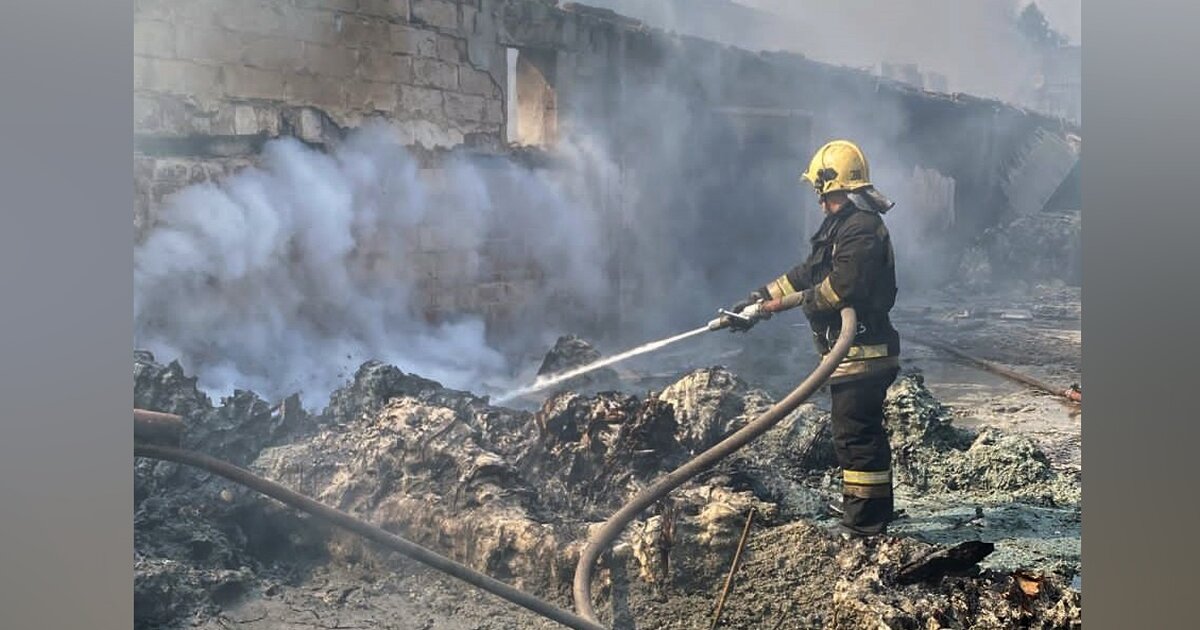Мчс пожар. Пожарник после пожара. Что горит в подмосковье. Ликвидация пожара. Ликвидация горения на пожаре.