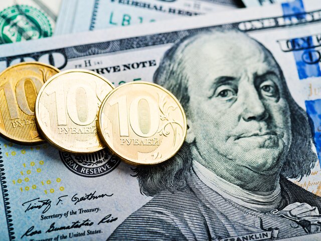Эксперт объяснил, почему россияне скупили валюту