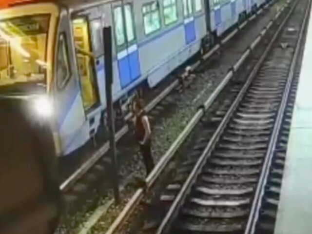 Пассажир спрыгнул на рельсы на станции метро Москвы, чтобы сократить путь