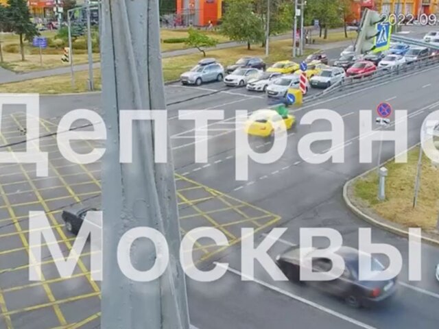 Таксист в Москве сбил курьера, пересекавшего перекресток на моноколесе