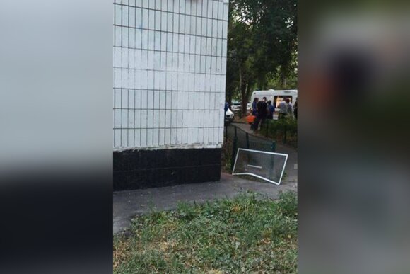 Двухлетний ребенок умер после падения из окна квартиры на севере Москвы.