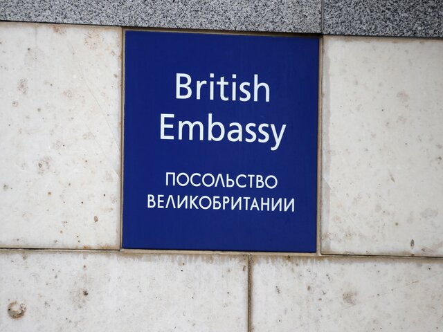 У здания посольства Великобритании в Москве приспустили флаг