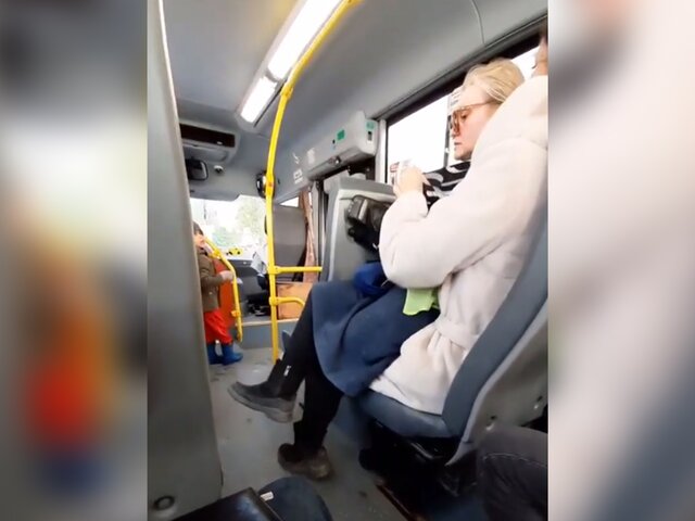 В Перми кондуктор пыталась выгнать пассажирку, садясь ей на колени