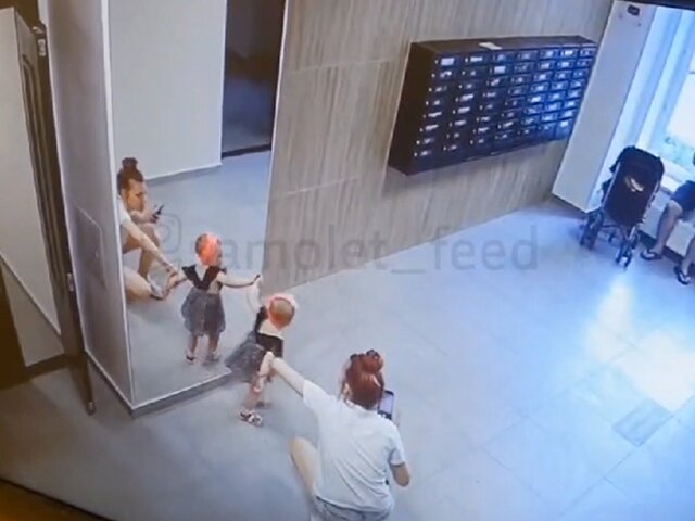 Зеркало рухнуло на ребенка в холле жилого дома в Подмосковье