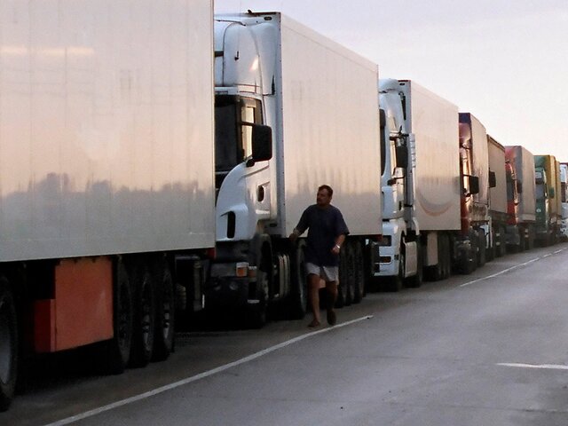 Свыше 1,2 тыс грузовиков скопились на границе с Латвией – СМИ
