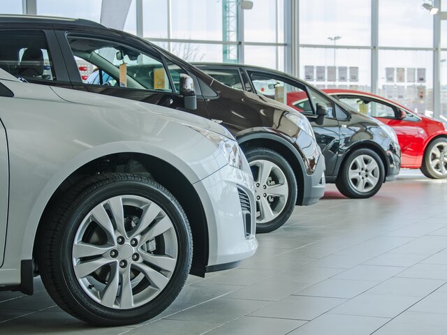 Эксперт оценил возможность снижения цен на автомобили в России