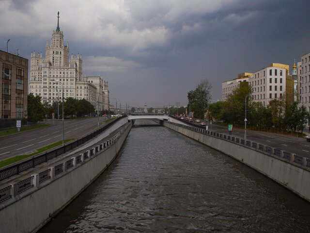 МЧС продлило экстренное предупреждение о грозе в Москве до конца четверга