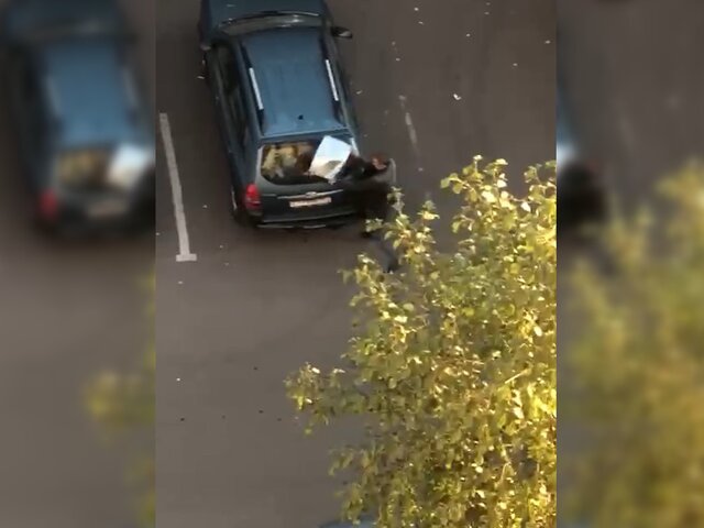 Мужчина разбил около 20 припаркованных автомобилей во дворе на севере Москвы