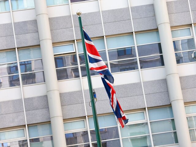 Великобритания разрешила делать переводы страховщикам с попавшего под санкции счета – СМИ