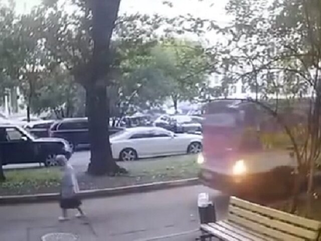 Водитель задним ходом сбил пенсионерку во дворе дома на севере Москвы