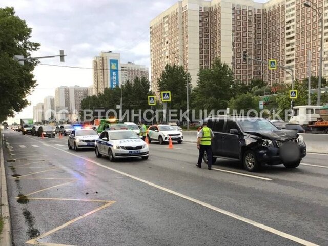 Полиция начала проверку после наезда автомобиля на двух женщин на севере Москвы