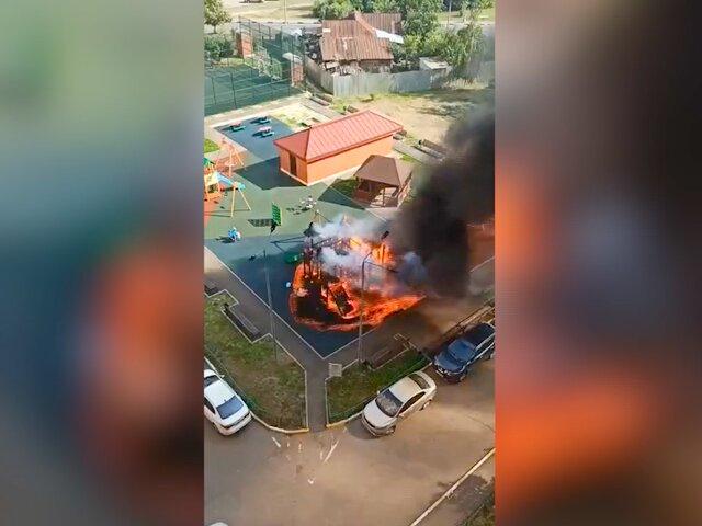 Детская площадка сгорела в подмосковном Раменском
