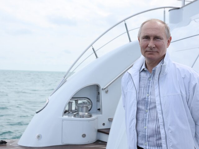 Песков рассказал, что Путину не всегда удается искупаться в командировках в Сочи