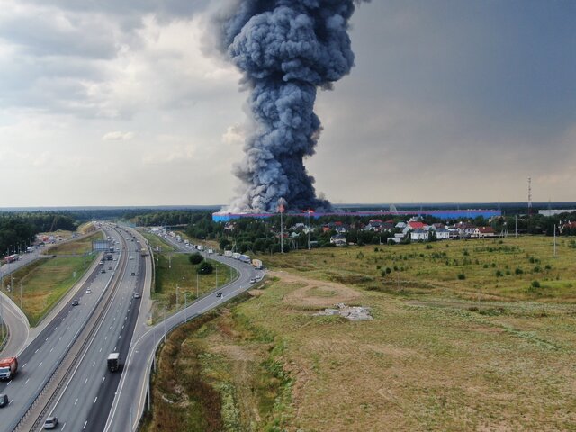 Очевидцы рассказали подробности о пожаре на складе Ozon в Подмосковье