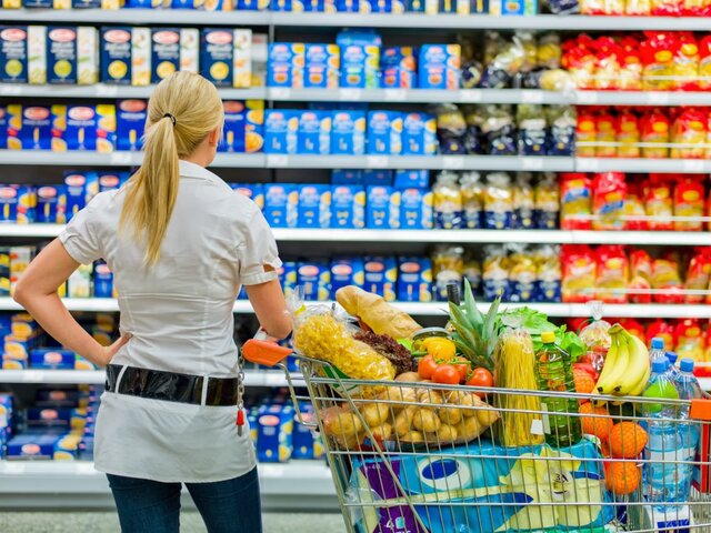 Эксперт назвал сроки максимального снижения цен на продукты в РФ