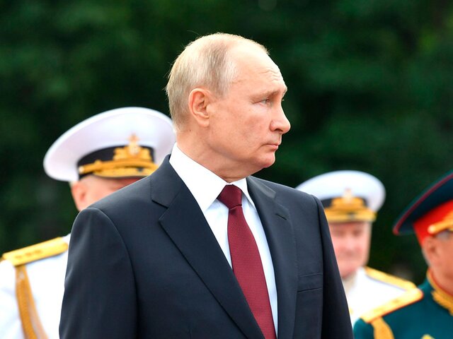 Путин перед началом парада ВМФ обошел линию боевых кораблей в Кронштадте