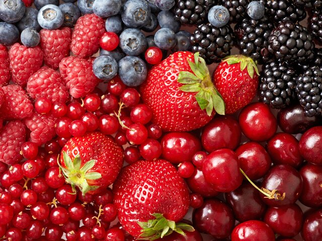 Диетолог рассказал, какие ягоды обязательно нужно есть после 60 лет