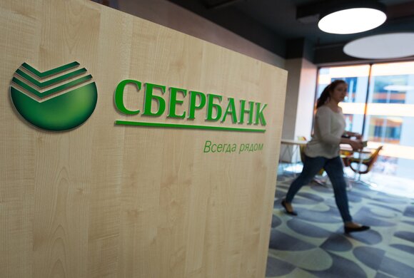 «Берите, пока есть». Где в Москве можно купить доллары и евро