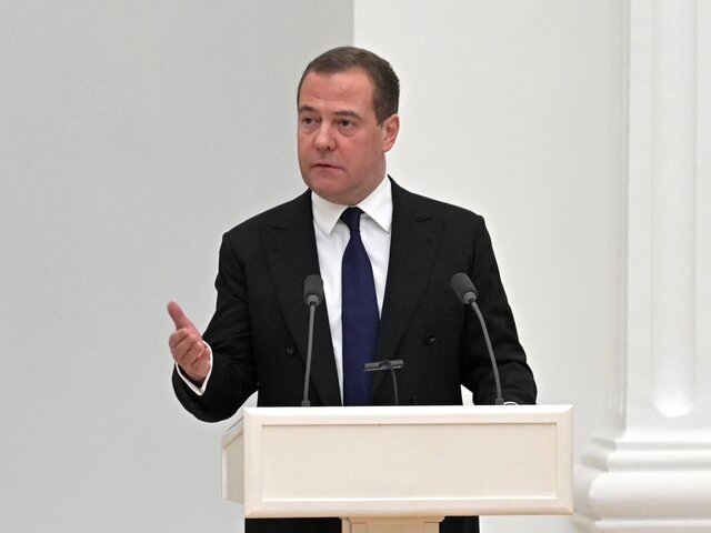 Медведев предложил упростить въезд в РФ для оппонентов западных властей