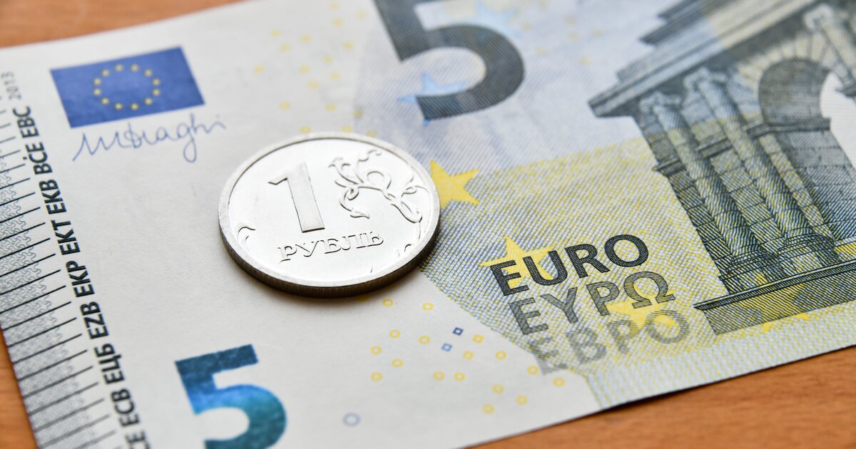62 рубля 60. Евро в рубли. Безналичные евро. Деньги евро. Доллар и евро.