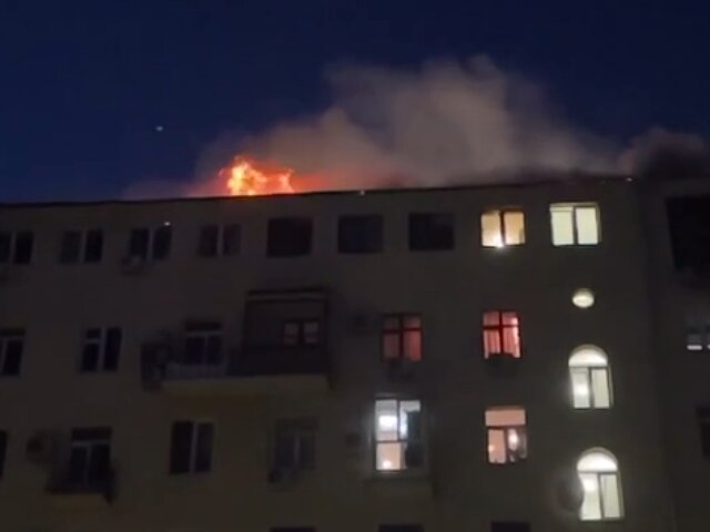Кровля загорелась в семиэтажном здании на Тверской улице