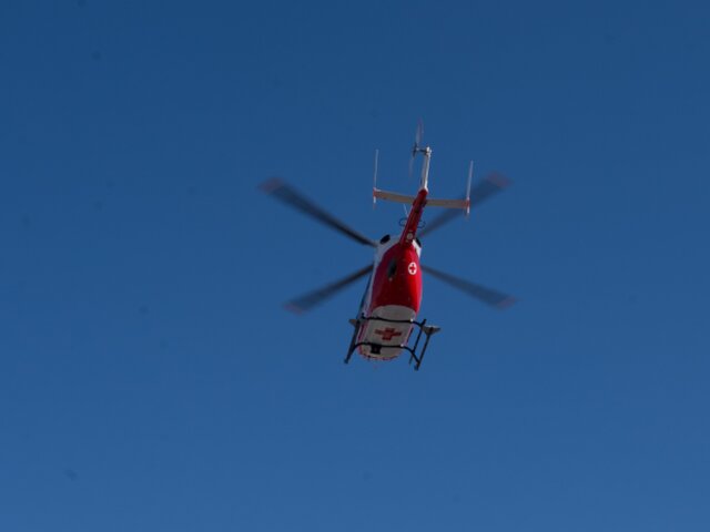 Получившего травму в горах КБР туриста из Москвы доставили в больницу на вертолете