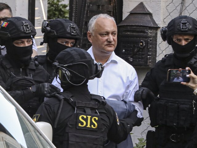 Молдавский суд продлил домашний арест экс-президенту Додону