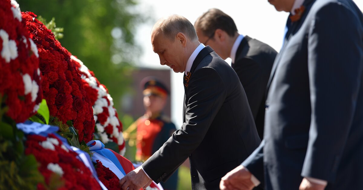 возложением Путиным цветов к Вечному огню и могиле Ивана Шмелева