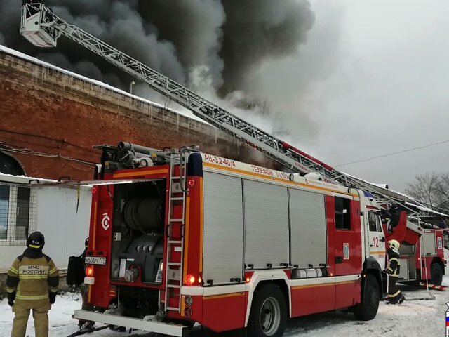Очевидцы рассказали, как спасались из огня на складе цветов в Москве