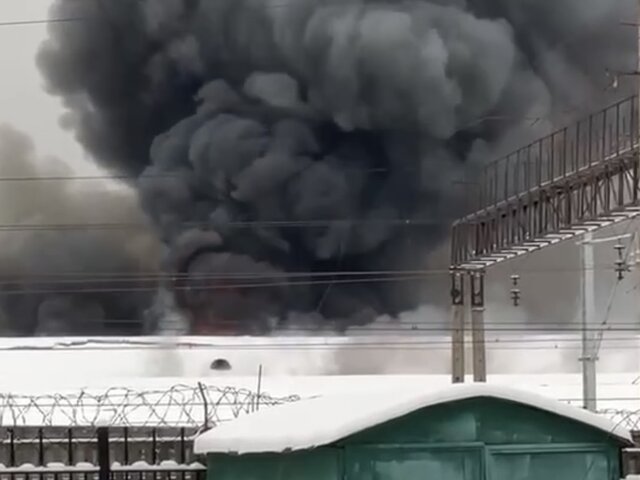 Пожарный поезд задействовали в тушении возгорания складского здания в центре Москвы