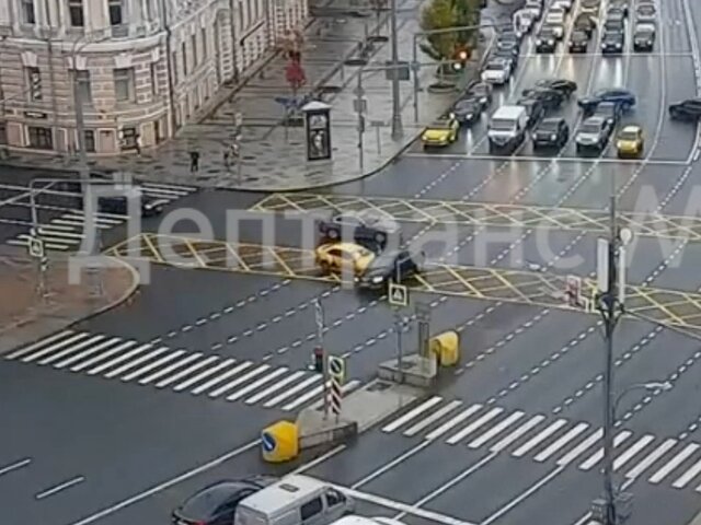 ДТП произошло на Зубовской площади