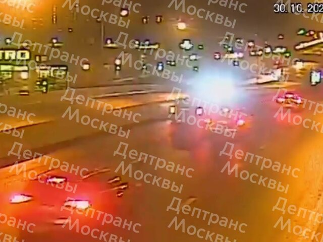 Момент массового ДТП на Рябиновой улице в Москве попал на видео