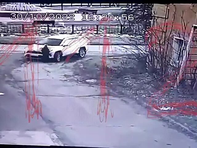 Мужчина сбивает ребенка. Новосибирскому депутатату сбил ребенка видео. Мальчика машина сбила Ноглики. Мальчика переехала машина.