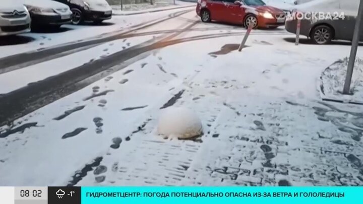 9 часов снег. Первый снег в Москве 2022. Снег в Москве вчера. Вчерашний снег в Москве. Снег в Москве сегодня фото.