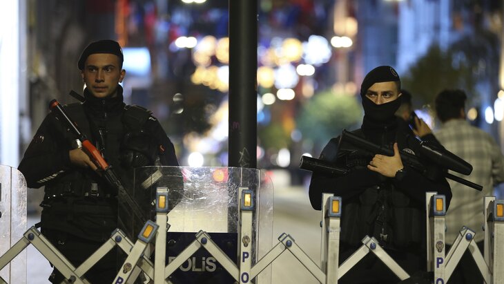 В Турции задержали человека, который мог оставить бомбу на улице в Стамбуле