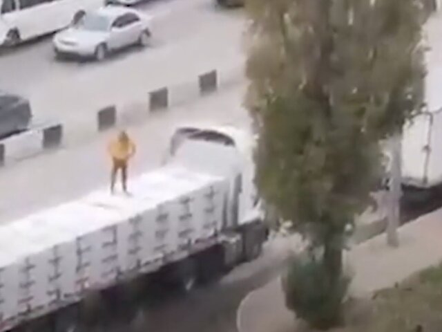 Полиция Ростова-на-Дону задержала прыгавшего по крышам фур мужчину