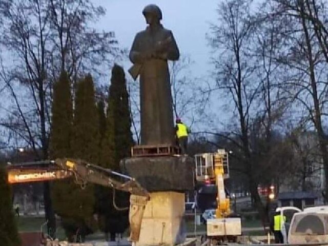 В Госдуме назвали варварством снос памятника советским солдатам в Латвии