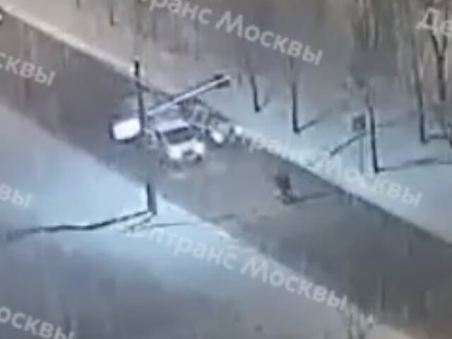 Автомобиль сбил мужчину с ребенком на востоке Москвы