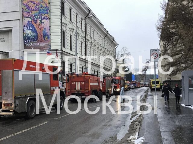 Движение по Малому Знаменскому переулку закрыто из-за пожара