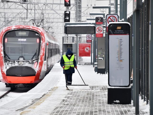ЦППК вывела допперсонал для уборки платформ из-за ледяного дождя в Москве