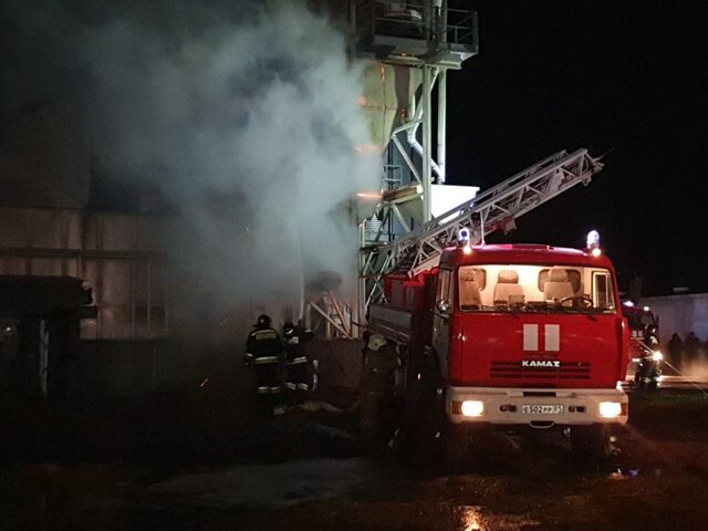 В Адыгее загорелся маслозавод на площади 270 