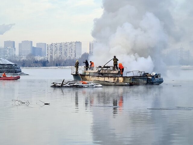 Спасенную с загоревшегося судна в Москве госпитализировали с ожогами и переохлаждением