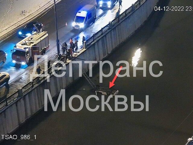 Автомобиль упал в реку в центре Москвы