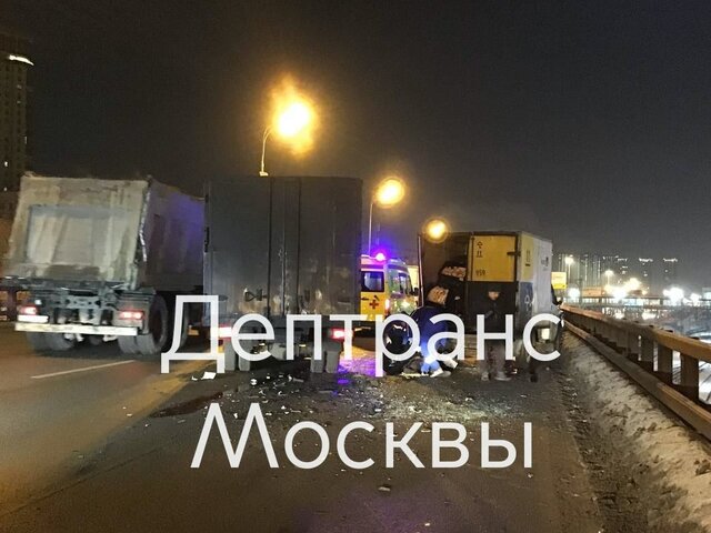 Два грузовых автомобиля столкнулись на Автозаводской эстакаде в Москве