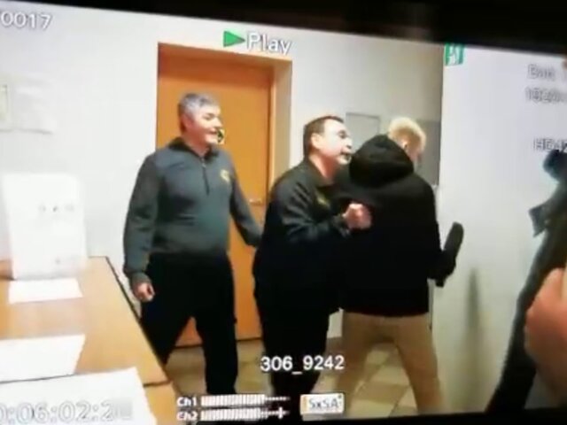 Нападение на журналиста. Нападение на российских журналистов. Человек нападает на охранника.