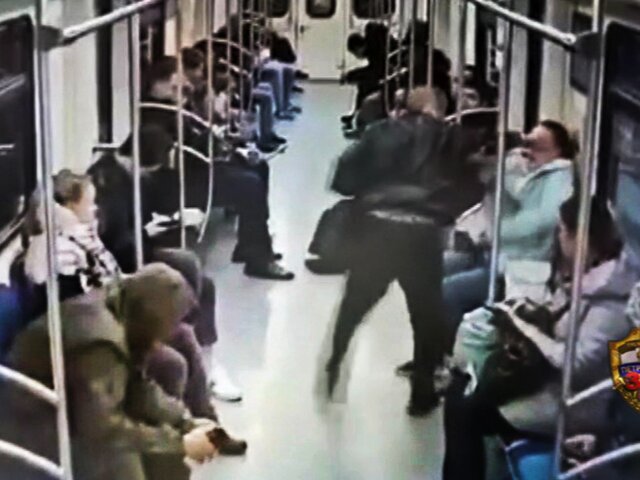 Юрист рассказал, что грозит ударившей женщину ножом в лицо в метро москвичке