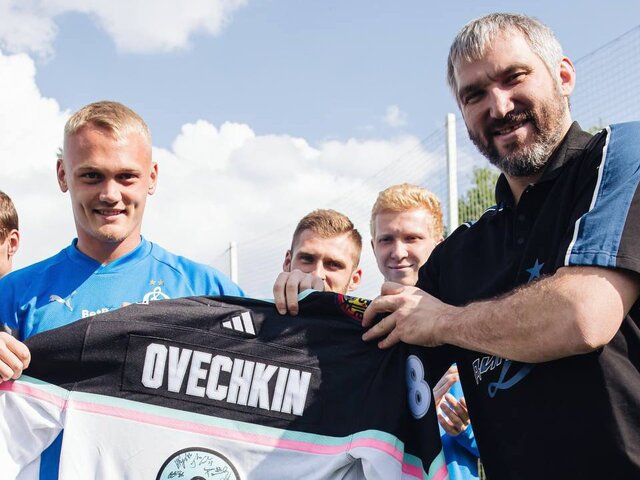 Хоккеист Овечкин посетил тренировочную базу футбольного клуба 