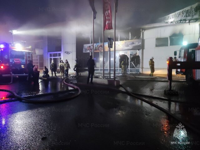 Автосалон загорелся в Красноярске на площади 700 