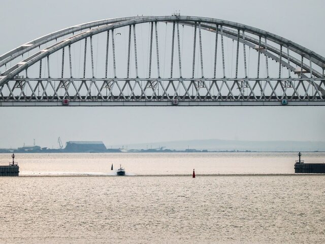 Крымский мост закрыт из-за проводимых в районе учений
