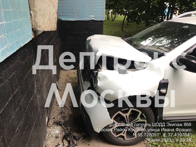 Автомобиль въехал в дом на западе Москвы